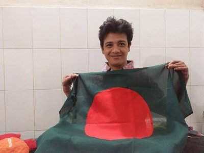 পতাকা হাতে আবুল বাজানদার