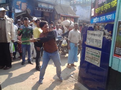 ভেঙে ফেলা হলো রাজাকারের নামে থাকা সড়কের নামফলক