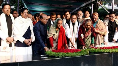 বত্রিশ নম্বরে বঙ্গবন্ধুর প্রতিকৃতিতে ফুল দিয়ে শ্রদ্ধা নিবেদন করছেন প্রধানমন্ত্রী শেখ হাসিনা