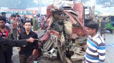 বাসের সঙ্গে সংঘর্ষে বিধ্বস্ত লেগুনা