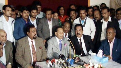 মতবিনিময় সভায় নেতাকর্মীদের সঙ্গে এরশাদ