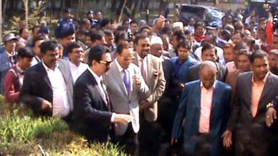 নেতাকর্মীদের সঙ্গে সার্কিট হাউজের পথে এরশাদ 
