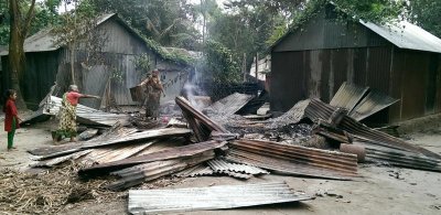প্রতিপক্ষের দেওয়া আগুনে ঘর পুড়ে ছাই