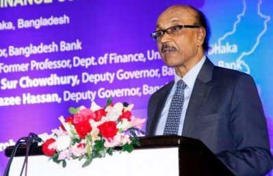 সেমিনারে বক্তব্য রাখছেন বাংলাদেশ ব্যাংকের গভর্নর ফজলে কবির