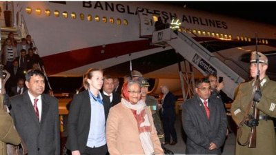 হাঙ্গেরিতে নামছেন প্রধানমন্ত্রী, পেছনে যান্ত্রিক ত্রুটিতে পড়া বিমানটি