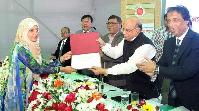 সনদ তুলে দিচ্ছেন স্বাস্থ্যমন্ত্রী