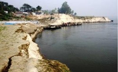 শীতেও ভাঙছে যমুনার পাড়