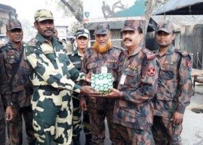 হিলি সীমান্তে বিএসএফকে মিষ্টি দিয়েছে বিজিবি