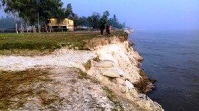 শীতেও ভাঙছে যমুনার পাড়
