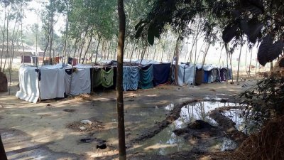 তাবুতে আশ্রয় নেওয়া সাঁওতালরা