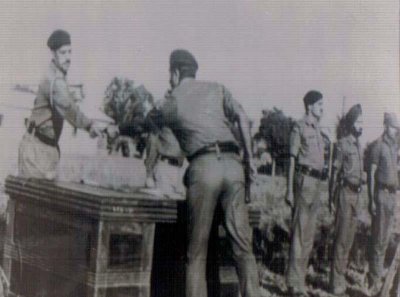 মিত্রবাহিনী কমান্ডার রঘুবীর সিং পান্নুর কাছে আত্মসমর্পণ করছে পাকিস্তানি বাহিনী 