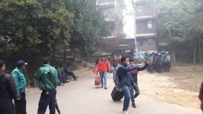 বিশ্ববিদ্যালয় বন্ধ ঘোষণার পর হল ত্যাগ করছেন ছাত্ররা