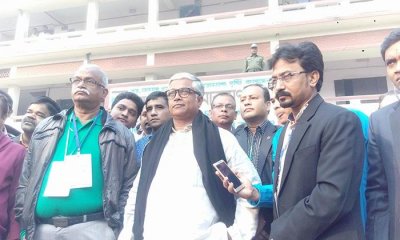 আদর্শ স্কুল কেন্দ্রে ভোট প্রদান শেষে সাংবাদিকদের সঙ্গে কথা বলছেন অ্যাড. সাখাওয়াত হোসেন