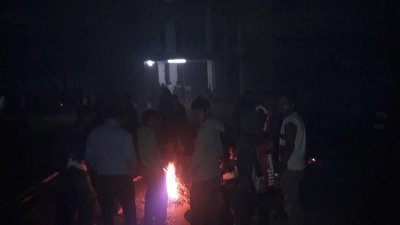 শাবিতে ক্যাম্পাস খুলে দেওয়ার দাবিতে বুধবার সারা রাত উপাচার্য ভবন ঘেরাও করে রাখেন শিক্ষার্থীরা