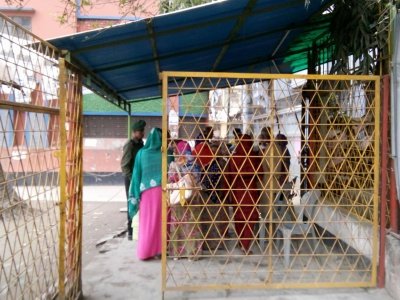 এবিসি ইন্টারন্যাশনাল স্কুল কেন্দ্রে ভোটাররা