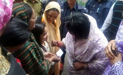 ভোট কেন্দ্র পরিদর্শনে আইভী