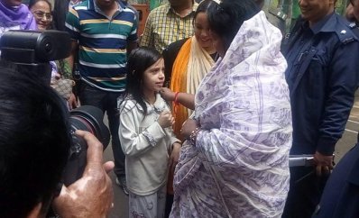 ভোট কেন্দ্র পরিদর্শনে আইভী