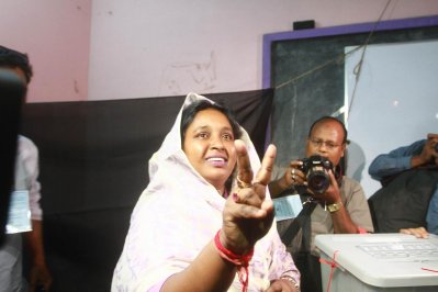 ভোট দেওয়ার পর সেলিনা হায়াৎ আইভী