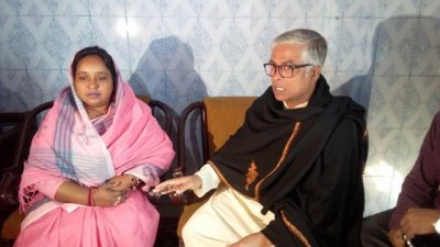 মিষ্টি নিয়ে সাখাওয়াতের বাসায় আইভী