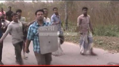 কয়েকজন মিলে একজনকে নিয়ে যাওয়া হচ্ছে আরেকজন সামনে ঢাল দিয়ে ভিডিও করতে নিষেধ করছেন