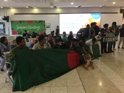 লাল-সবুজের পতাকা নিয়ে টাইগারদের জন্য ভক্তদের অপেক্ষা