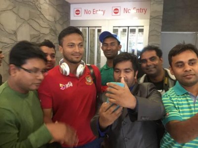 ভক্তদের সেলফির আবদার মেটালেন সাকিব