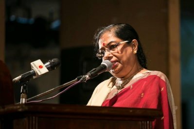 বক্তব্য রাখছেন সংস্থার প্রধান উপদেষ্টা আমিনা আহমেদ