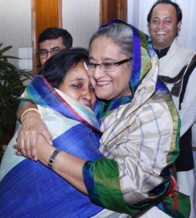 আইভীকে জড়িয়ে ধরে আদর করেন প্রধানমন্ত্রী