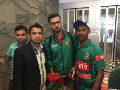 ভক্তদের সঙ্গে মাশরাফি