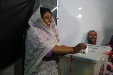 ভোট দিচ্ছেন আইভী