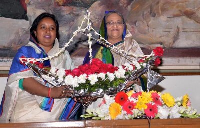 প্রধানমন্ত্রীর হাতে ফুল দিয়ে তৈরি নৌকা তুলে দেন নাসিক নির্বাচনে বিজয়ী মেয়র আইভী