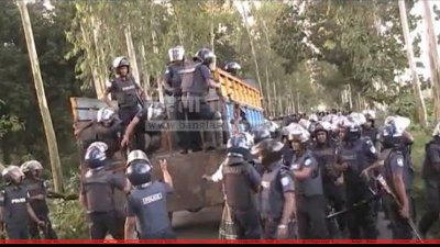 ট্রাক থেকে নামছে পুলিশ