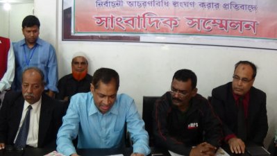 সংবাদ সম্মেলনে বক্তব্য রাখছেন হুমায়ুন কবীর রুমান