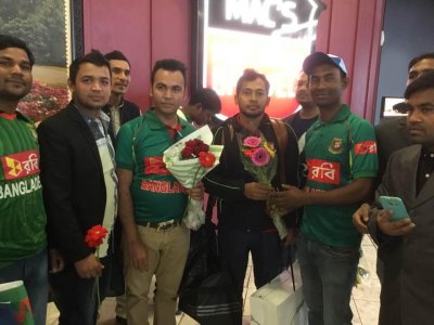 মুশফিককে ফুল দিয়ে বরণ