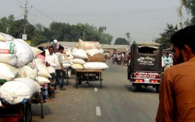 জগদল বাজারলগ্ন মহাসড়কেই পণ্যবাহী ভ্যানের সারি