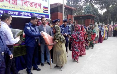 জেলার শীতার্তদের মধ্যে কম্বল বিতরণ করছেন সিরাহগঞ্জ পুলিশ সুপার
