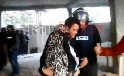 আত্মসমর্পণ করছে নারী জঙ্গি