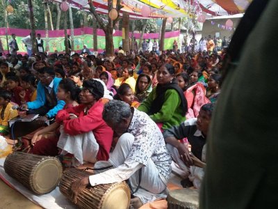 বড়দিনে সাঁওতাল পল্লীতে চলছে প্রার্থনা