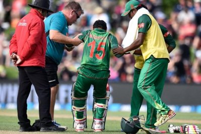 শুরুটা ভালো হলো না টাইগারদের। ৪৮ বলে ৪২ রান করে আহত হয়ে ফিরে যান টেস্ট অধিনায়ক মুশফিক। (ছবি: এএফপি)