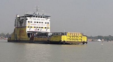 সাড়ে ৪ ঘণ্টা পর পাটুরিয়া-দৌলতদিয়া নৌরুটে ফেরি চলাচল শুরু