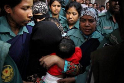 পুলিশের পাহারায় দুই নারী জঙ্গি (বোরকা পরিহিত)