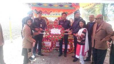 পুলিশের পক্ষ থেকে ফুল দিয়ে শ্রদ্ধা