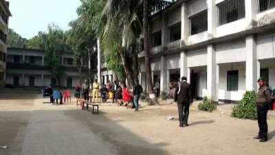 ৩ ঘণ্টায়ও কোনও ভোট নেই