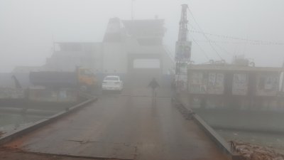 কুয়াশায় আচ্ছন্ন ফেরিঘাট, ফেরি চালু হওয়ার আগের দৃশ্য
