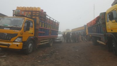 কুয়াশায় আটকে পড়া যানবাহনের দীর্ঘ সারি