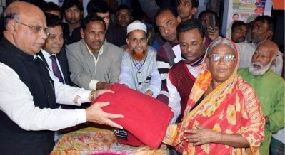 শীতবস্ত্র বিতরণকালে স্বাস্থ্যমন্ত্রী