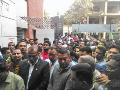 ঘটনাস্থলে ডনসহ স্থানীয় বাসিন্দারা