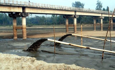 সেতুর কাছে ড্রেজার বসিয়ে বালু উত্তোলন, হুমকির মুখে জমি-বাড়িঘর