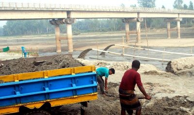 সেতুর কাছে ড্রেজার বসিয়ে বালু উত্তোলন, হুমকির মুখে জমি-বাড়িঘর