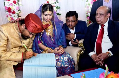 কাবিননামায় স্বাক্ষর করছেন ইমরান এইচ সরকার